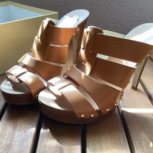 Heeled shoes